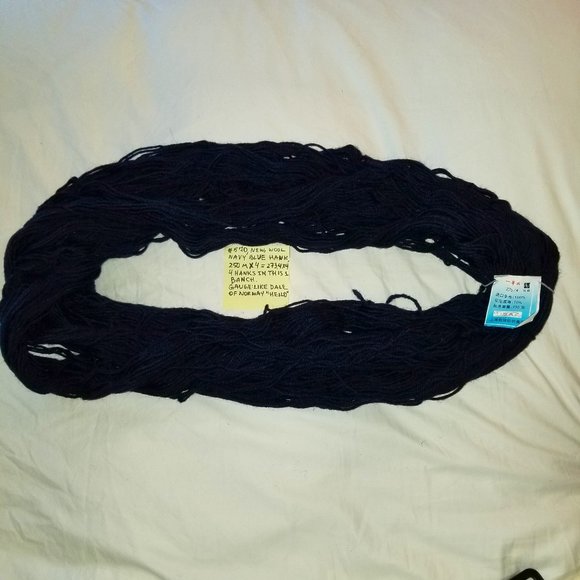✅#570 1 NEW Hank Unbranded Wool Navy Blue Yarn 273 - Picture 1 of 5